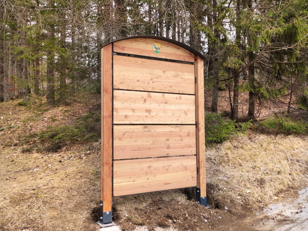 lesena usmerjevalna tabla