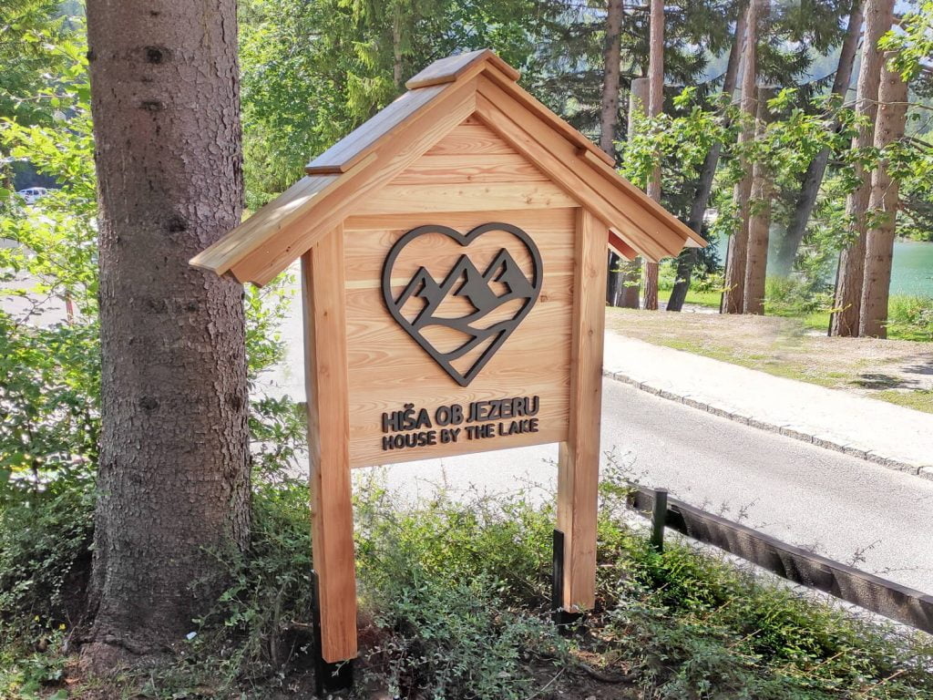 lesena samostoječa tabla