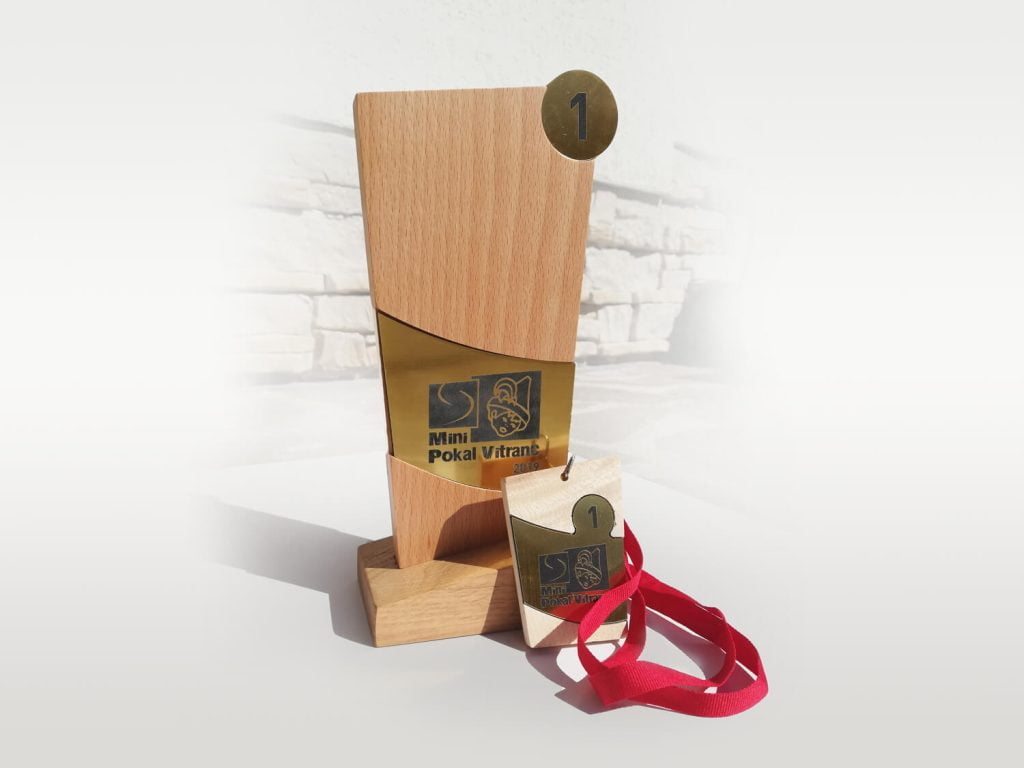 leseni pokal in medalja