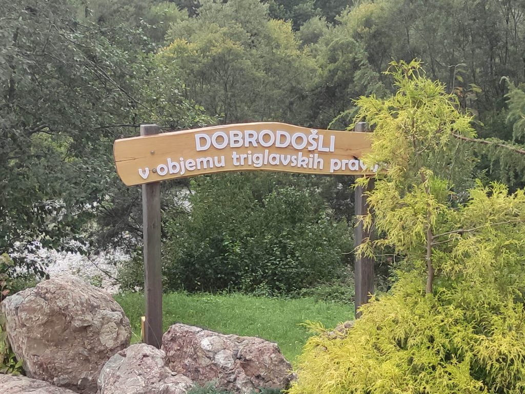 pvc 3d črke na leseni tabli