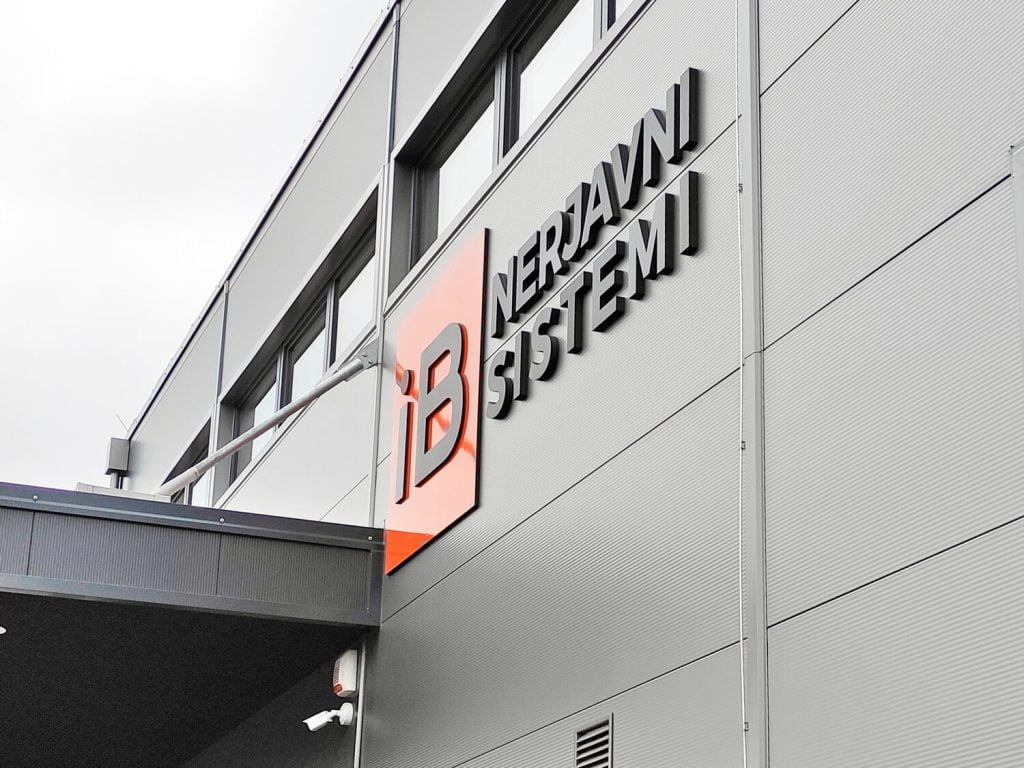 3D napis montiran na stavbi